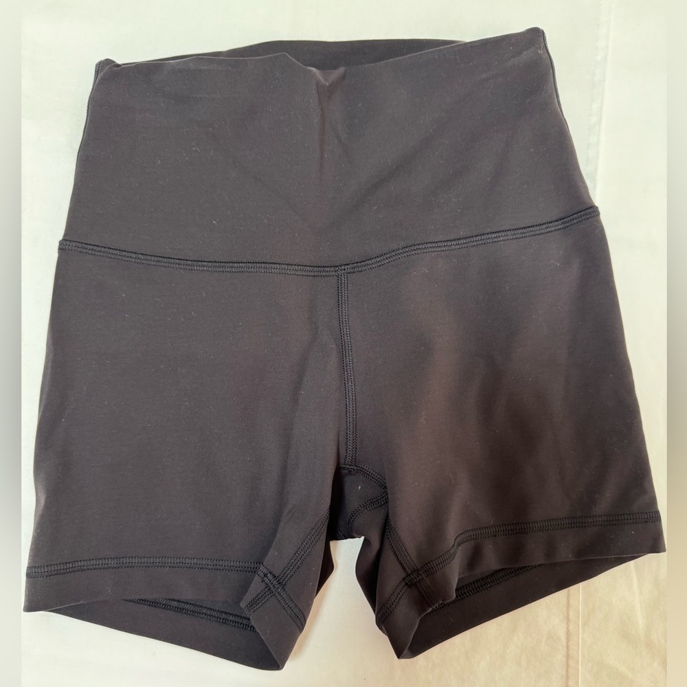Lululemon Wunder 4 in Bike Shorts
